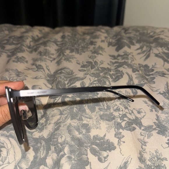 Saint Laurent Women’s sunglasses - Picture 5 of 6